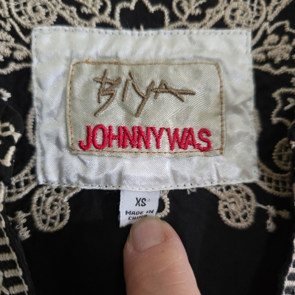 Johnny Was Biya Tempest Blouse XS Black With White Embroidery Slit Cuffs/Hems - Picture 6 of 8